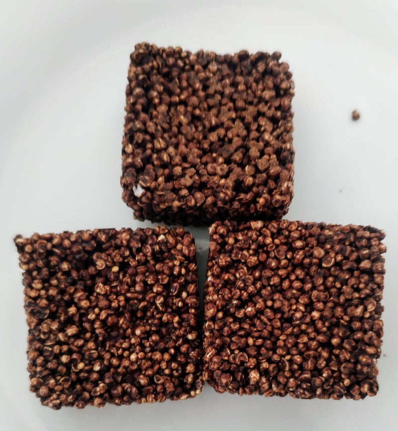 Cuadros amaranto con chocolate amargo y arándano enhilado